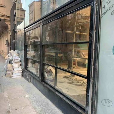 پنجره گیوتینی فروشگاه تیفانی