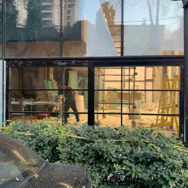 پنجره گیوتینی فروشگاه تیفانی