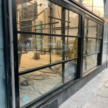 پنجره گیوتینی فروشگاه تیفانی