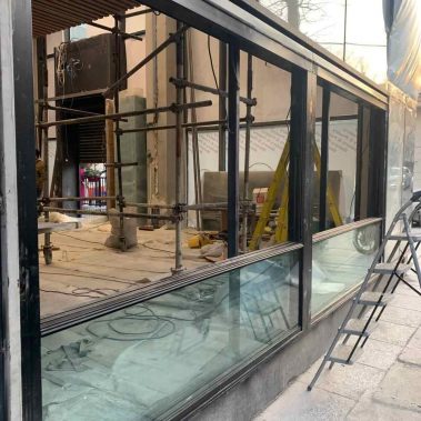 پنجره گیوتینی فروشگاه تیفانی