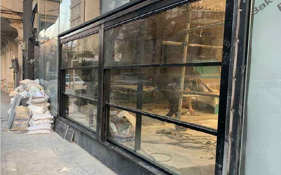 پنجره گیوتینی فروشگاه تیفانی