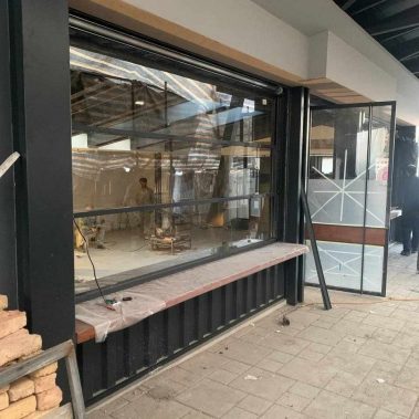 پنجره گیوتینی کافی شاپ