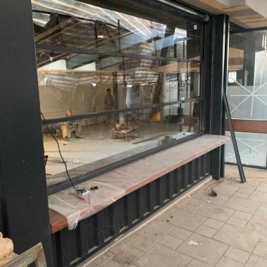 پنجره گیوتینی کافی شاپ