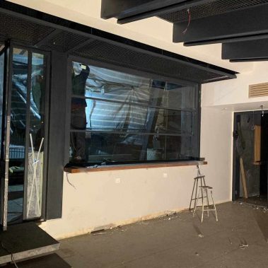 پنجره گیوتینی کافی شاپ