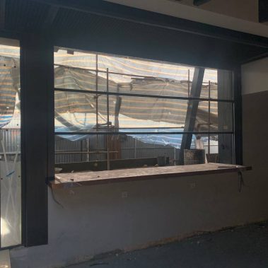 پنجره گیوتینی کافی شاپ