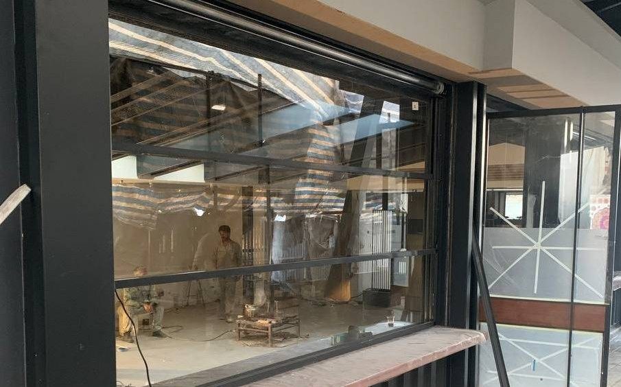 پنجره گیوتینی کافی شاپ