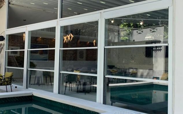 پنجره گیوتینی رستوران