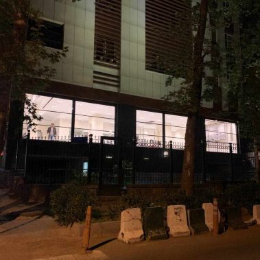 شیشه گیوتینی رستوران