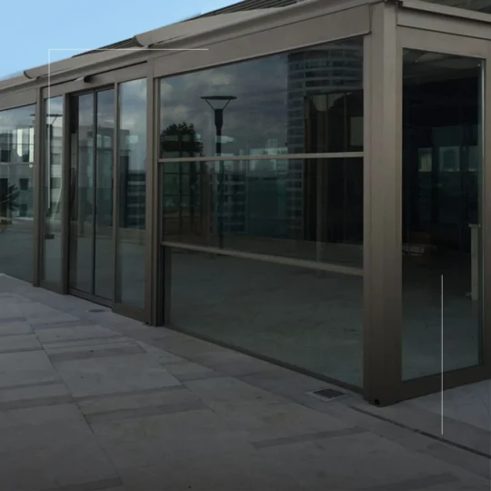 پنجره-گیوتینی-پاناروما-برقی-guillotine-glass-systems-window