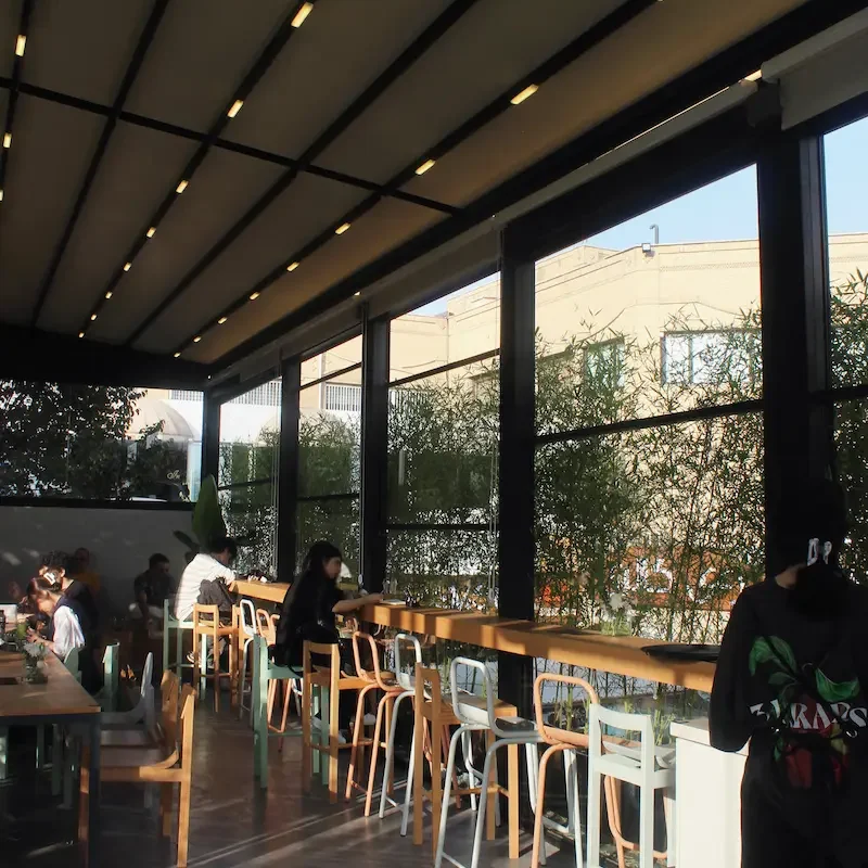 اجرای-پنجره-گیوتینی-کافه-لمیز-تهران-lamizcoffee-retractable-roof-and-Guillotine-window