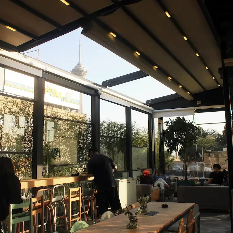 نصب-سقف-متحرک-کافه-لمیز-تهران-lamizcoffee-retractable-roof-and-Guillotine-window