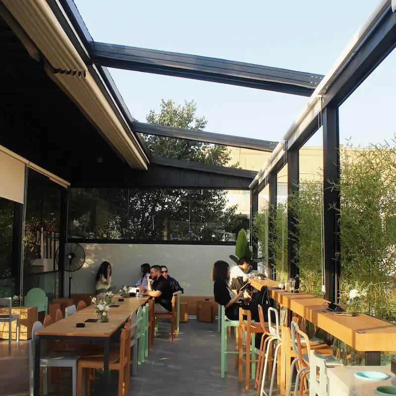 نصب-سقف-متحرک-کافه-لمیز-تهران-lamizcoffee-retractable-roof-and-Guillotine-window